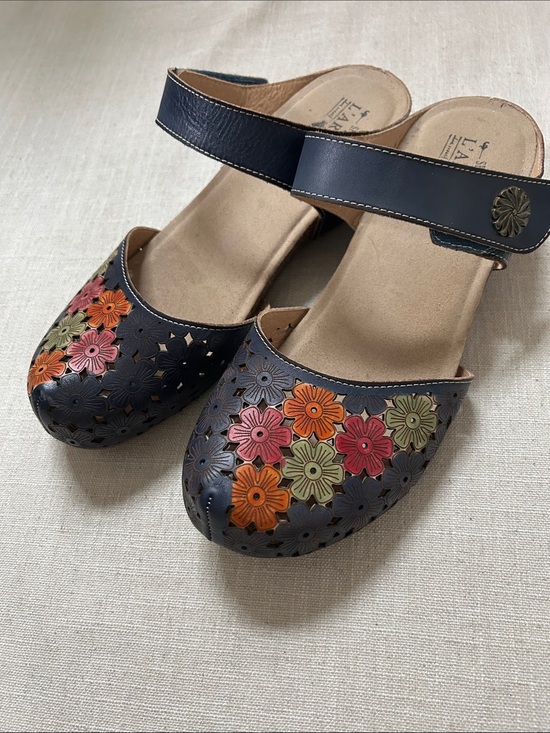 L'artiste Shoes - Spring Step L'artiste Spikey Floral Sandal Navy SZ 42 Leather Comfort Mary Jane